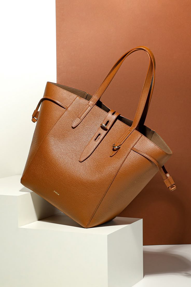 A stylish and spacious tote bag, perfect for everyday use. Crafted from high-quality materials, it offers both elegance and practicality for work, travel, and casual outings.